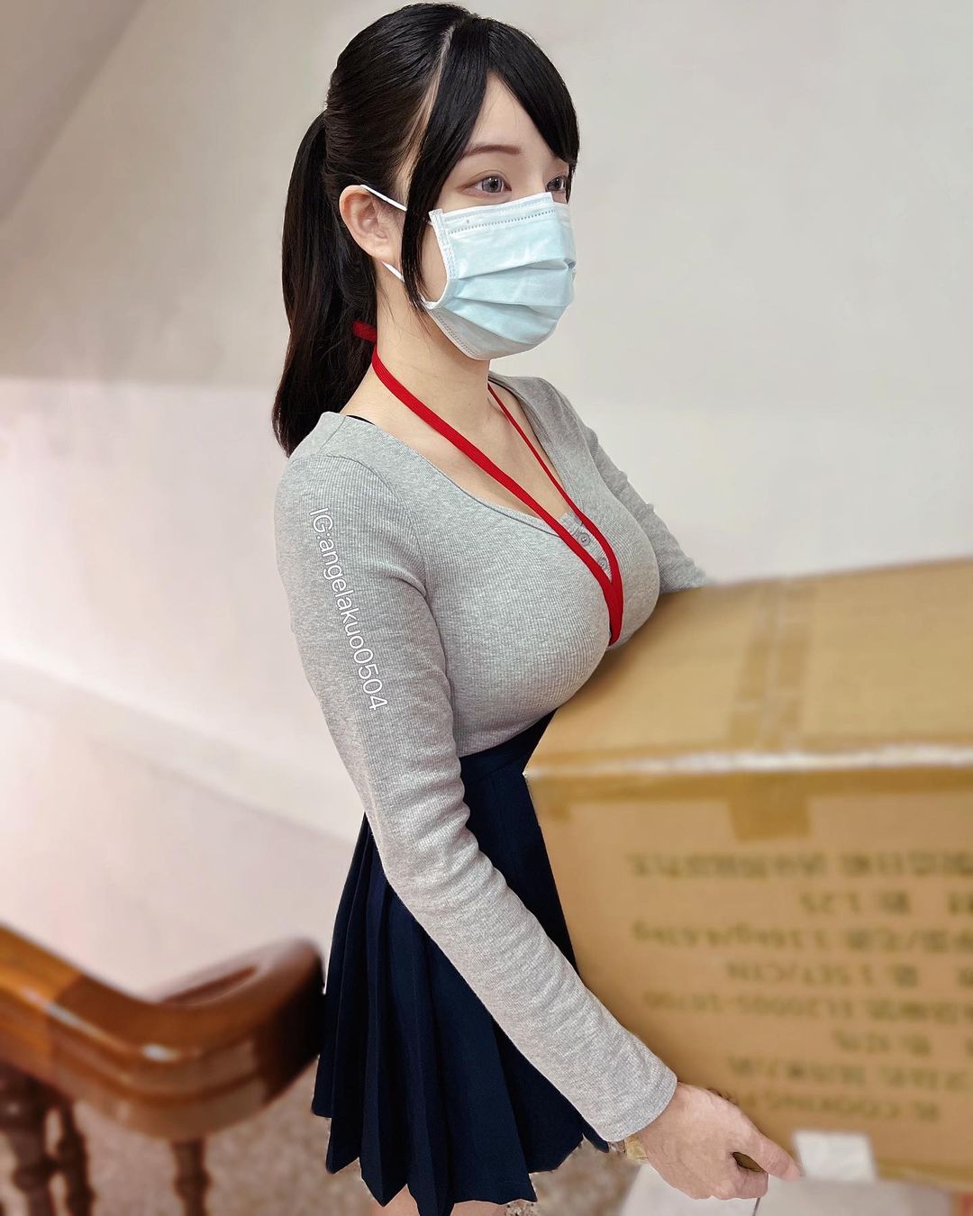 「郭鬼鬼」修電腦狂閃大奶光，網友驚：「原來希臘文ω是象形文」