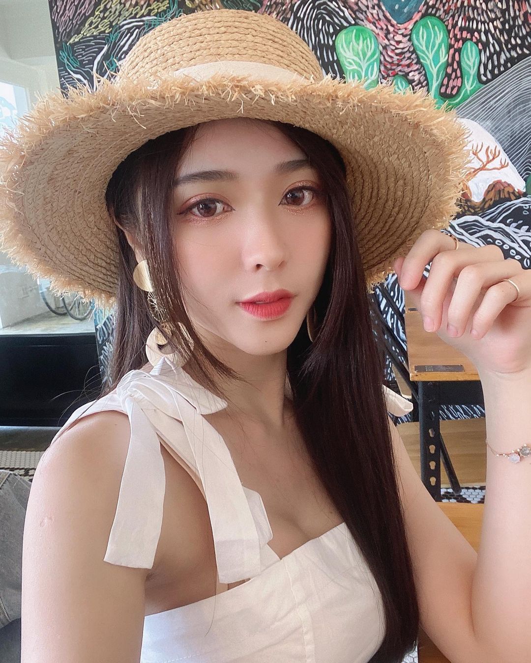 飲料店驚見「長腿正妹」彎腰點單，超迷人S曲線秀出，細腰美腿太搶眼！