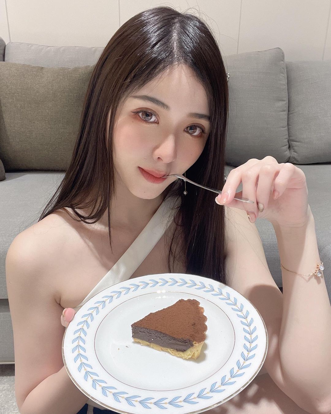 飲料店驚見「長腿正妹」彎腰點單，超迷人S曲線秀出，細腰美腿太搶眼！