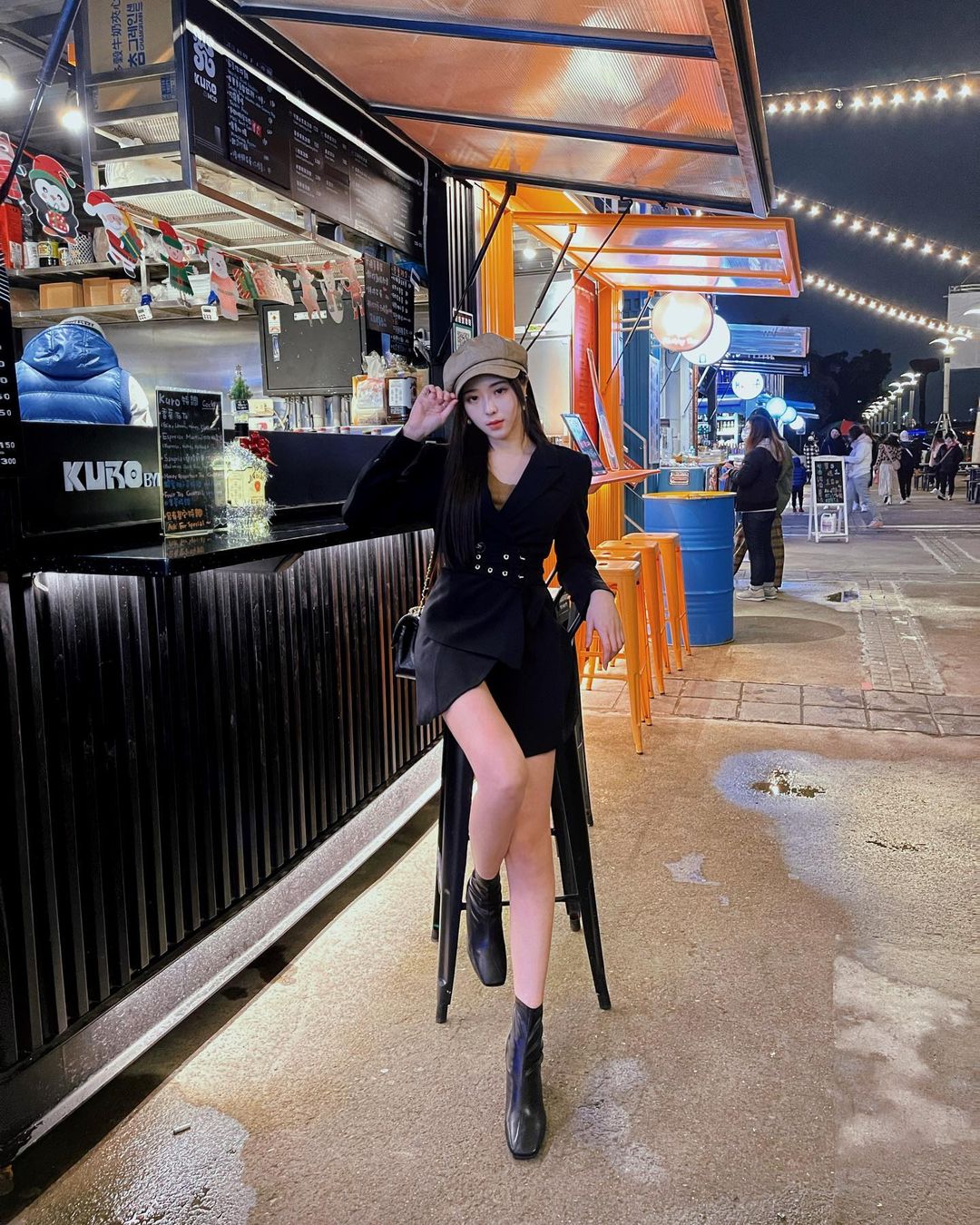 飲料店驚見「長腿正妹」彎腰點單，超迷人S曲線秀出，細腰美腿太搶眼！