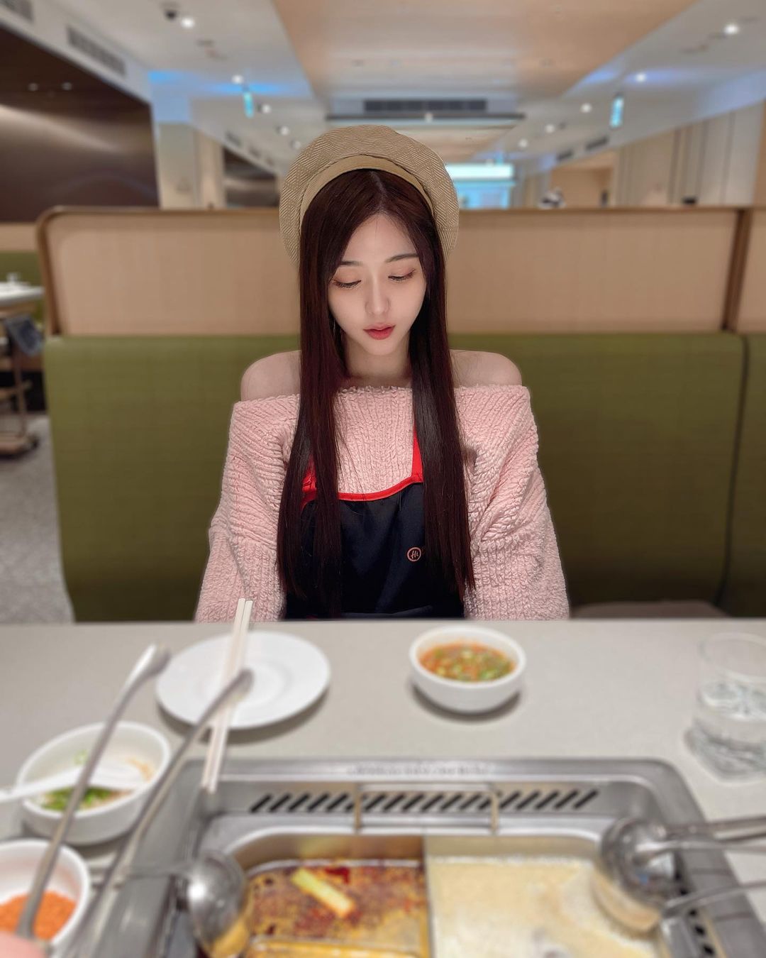 飲料店驚見「長腿正妹」彎腰點單，超迷人S曲線秀出，細腰美腿太搶眼！