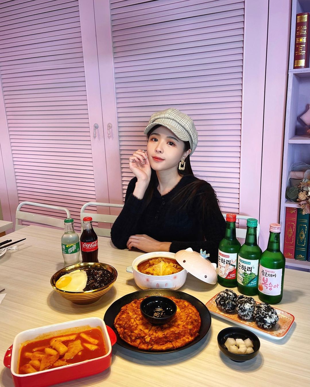 飲料店驚見「長腿正妹」彎腰點單，超迷人S曲線秀出，細腰美腿太搶眼！
