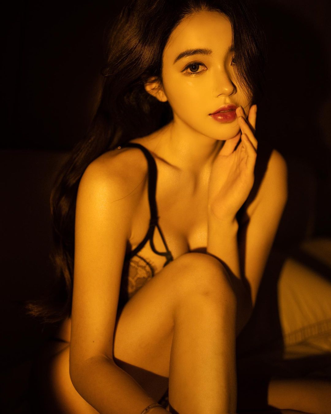 長腿陽光正妹小青蛙兩座「高聳乳峰」凸出水面！長腿「陽光正妹」 - 美女圖 -