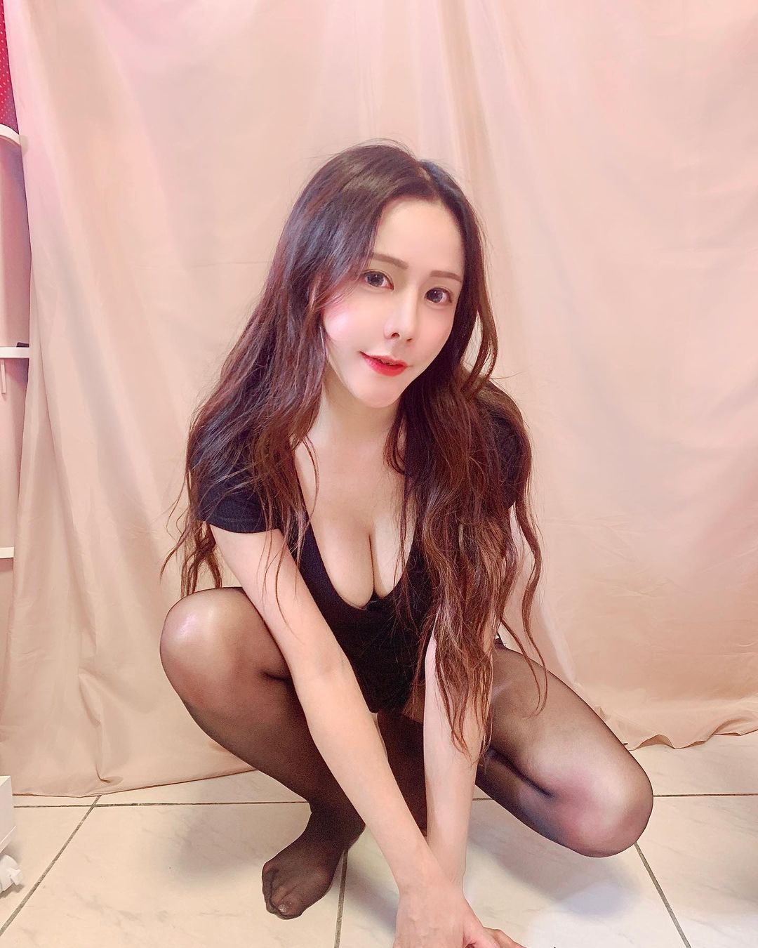 女友系正妹心心兒低胸上衣露出白嫩美乳！苗條曲線「S型弧度」好辣！ - 美女圖 -