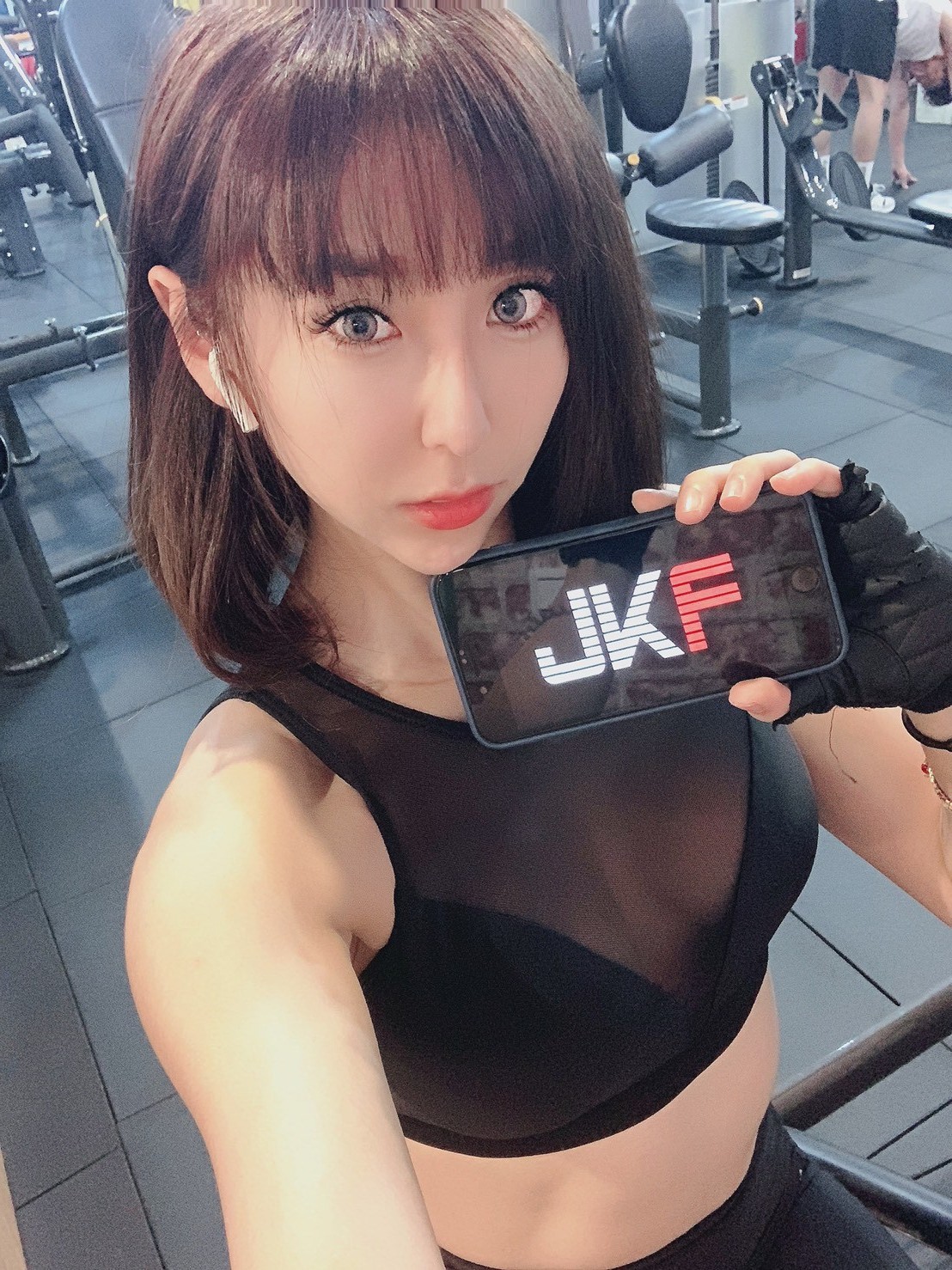 正妹「蘇珊 Susan」陪你性感過好年，美豔爆乳裝「酥胸超明顯」！