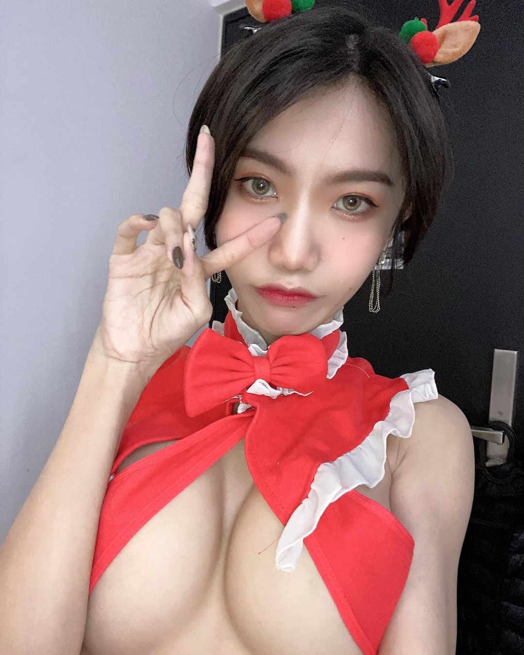 美尻第一名！大尺辣模「伊芙蝶」性感無極限，「32E 巨乳」熱情挺出！