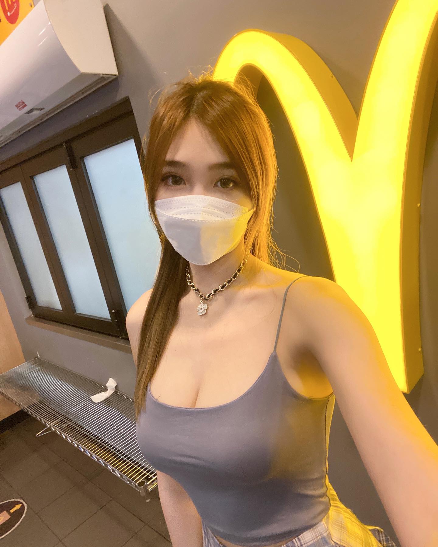 旗袍小姐「Fedora粉朵拉」超商購物有夠辣　爆乳上衣讓其他顧客看傻眼