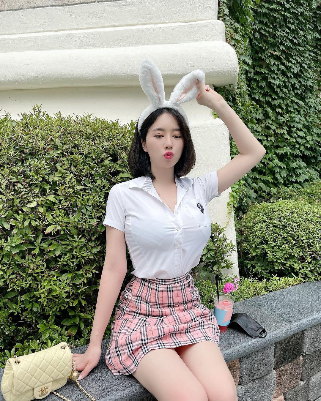「性感大尺直播主」日常就不愛穿bra！超惹火「Ｕ型巨乳」坦蕩蕩！