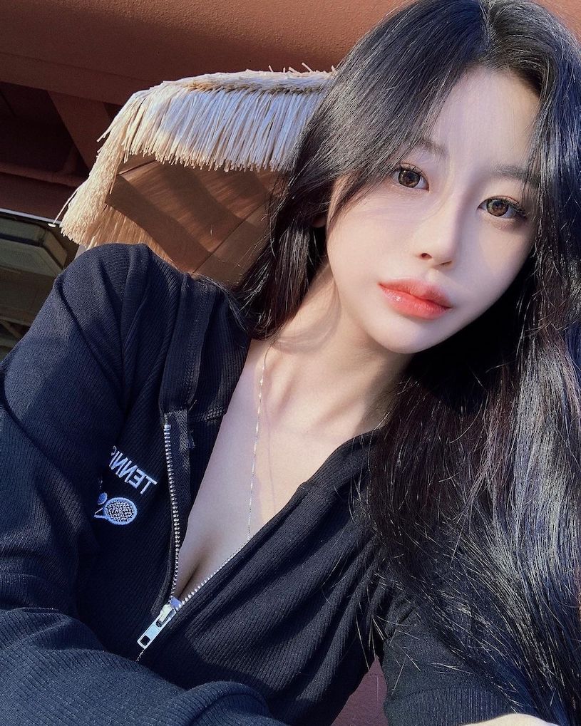 窈窕妹子「海邊曬出超辣胴體」，「桃紅比基尼」辣度爆表了！