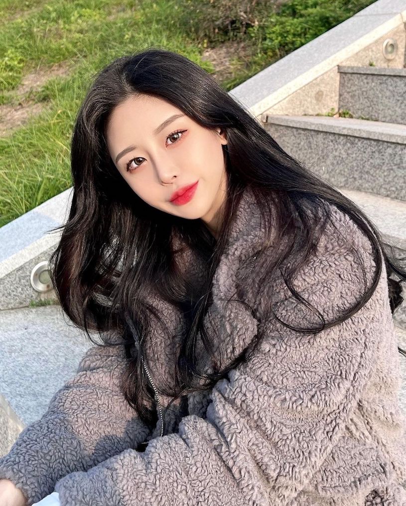 窈窕妹子「海邊曬出超辣胴體」，「桃紅比基尼」辣度爆表了！