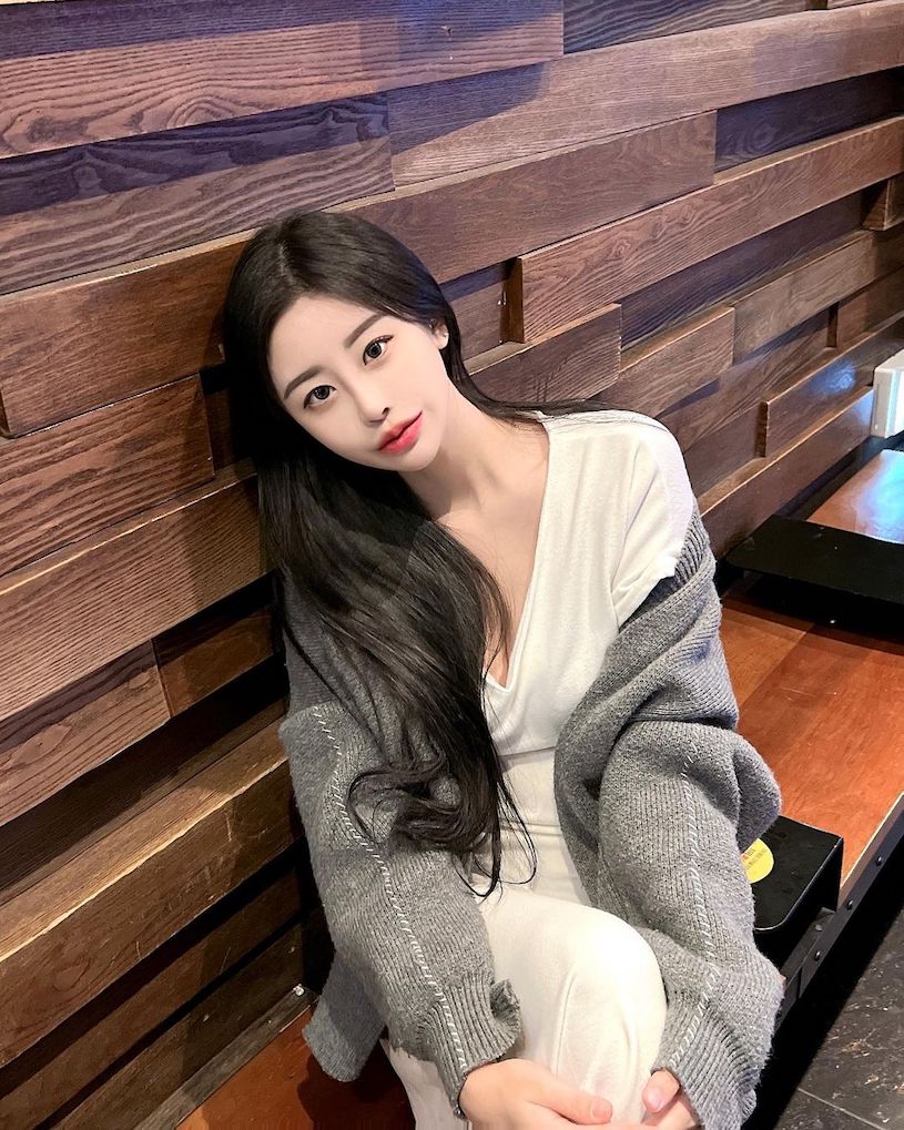 窈窕妹子「海邊曬出超辣胴體」，「桃紅比基尼」辣度爆表了！