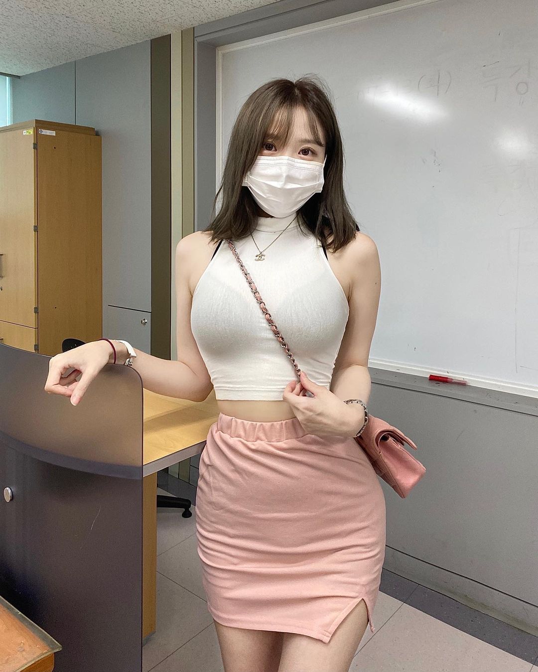 漢陽女子大學的「童顏巨乳教師」！透視緊身裝秀內衣顏色，凹凸曲線超犯規！