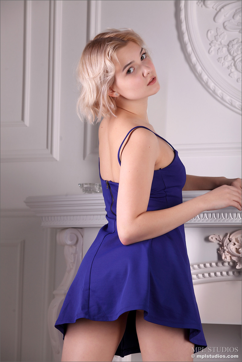 Petite blonde with a phat ass strikes great solo pose in nylon knee socks - 貼圖 - 歐美寫真 -