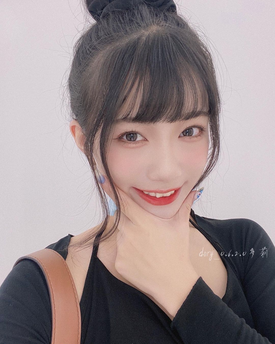 萬能科大學生妹「Dory」長相甜美超有初戀感！迷你真理褲秀「細腰嫩腿」好辣！