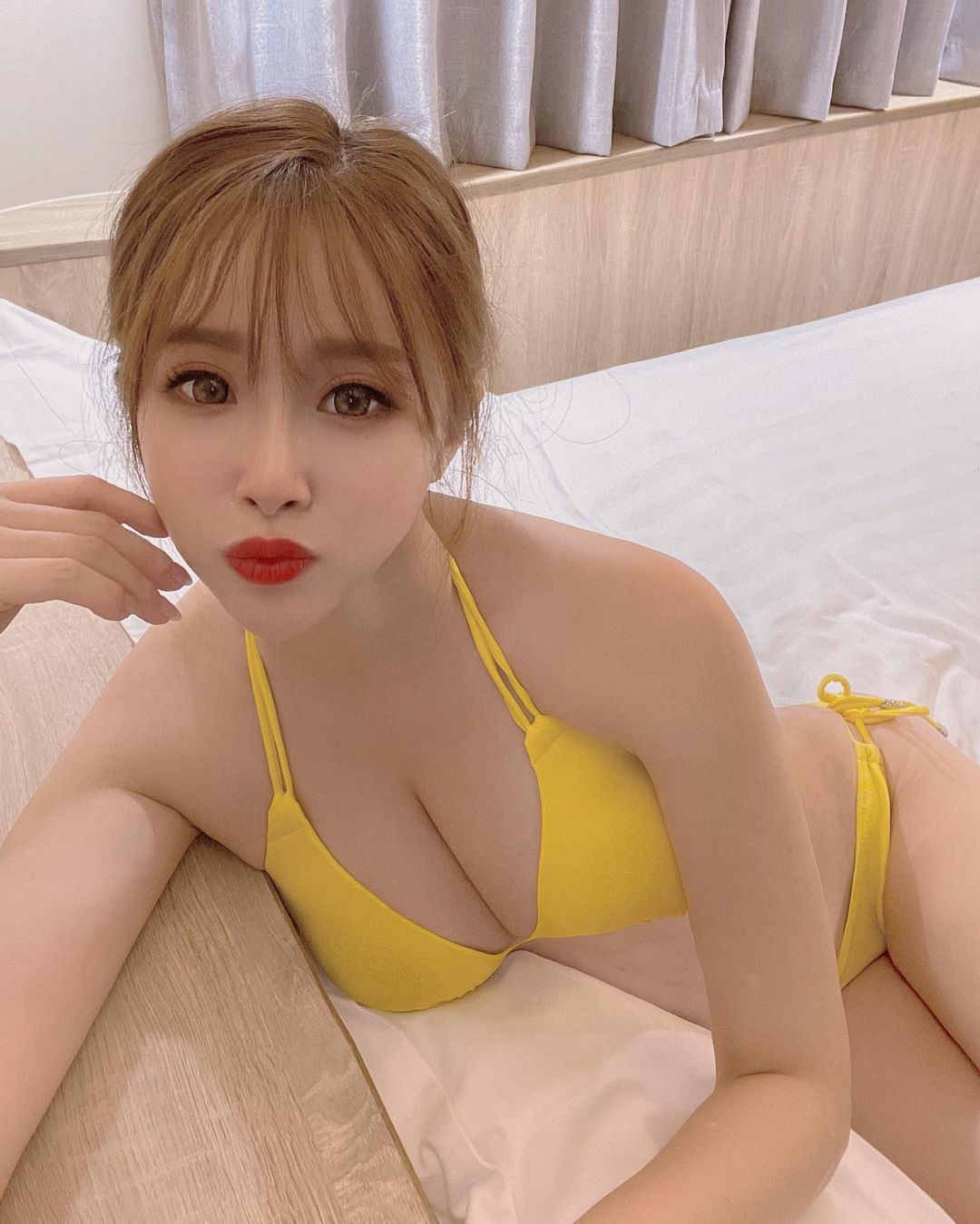 兇猛又迷人的「長腿巨乳妹」莉莉安Lillian！包臀窄裙配性感黑絲，讓腿控都瘋狂！