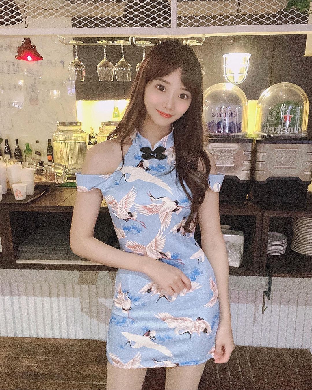 羽球甜心「小皮」辣穿旗袍，「美乳細腰長腿」一次看個夠！