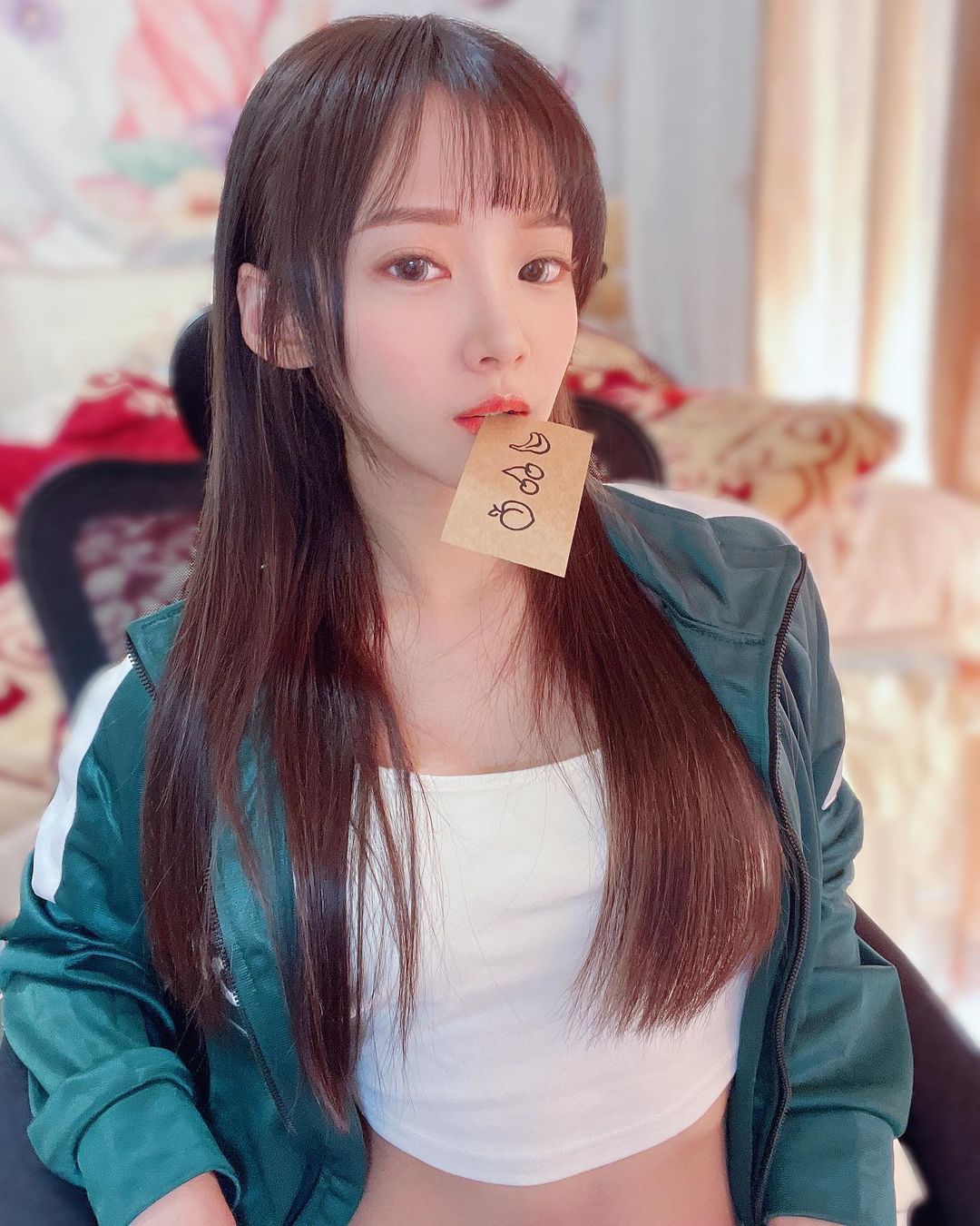 羽球甜心「小皮」辣穿旗袍，「美乳細腰長腿」一次看個夠！