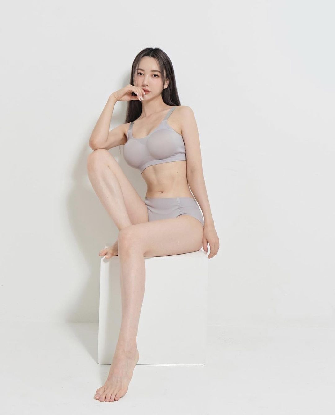腰瘦屁股翹！「正妹皮拉提斯教練」比基尼秀美乳，頂級S曲線網友狂讚！