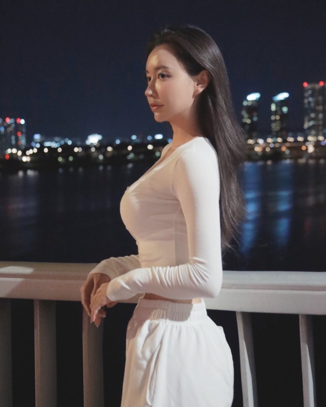腰瘦屁股翹！「正妹皮拉提斯教練」比基尼秀美乳，頂級S曲線網友狂讚！