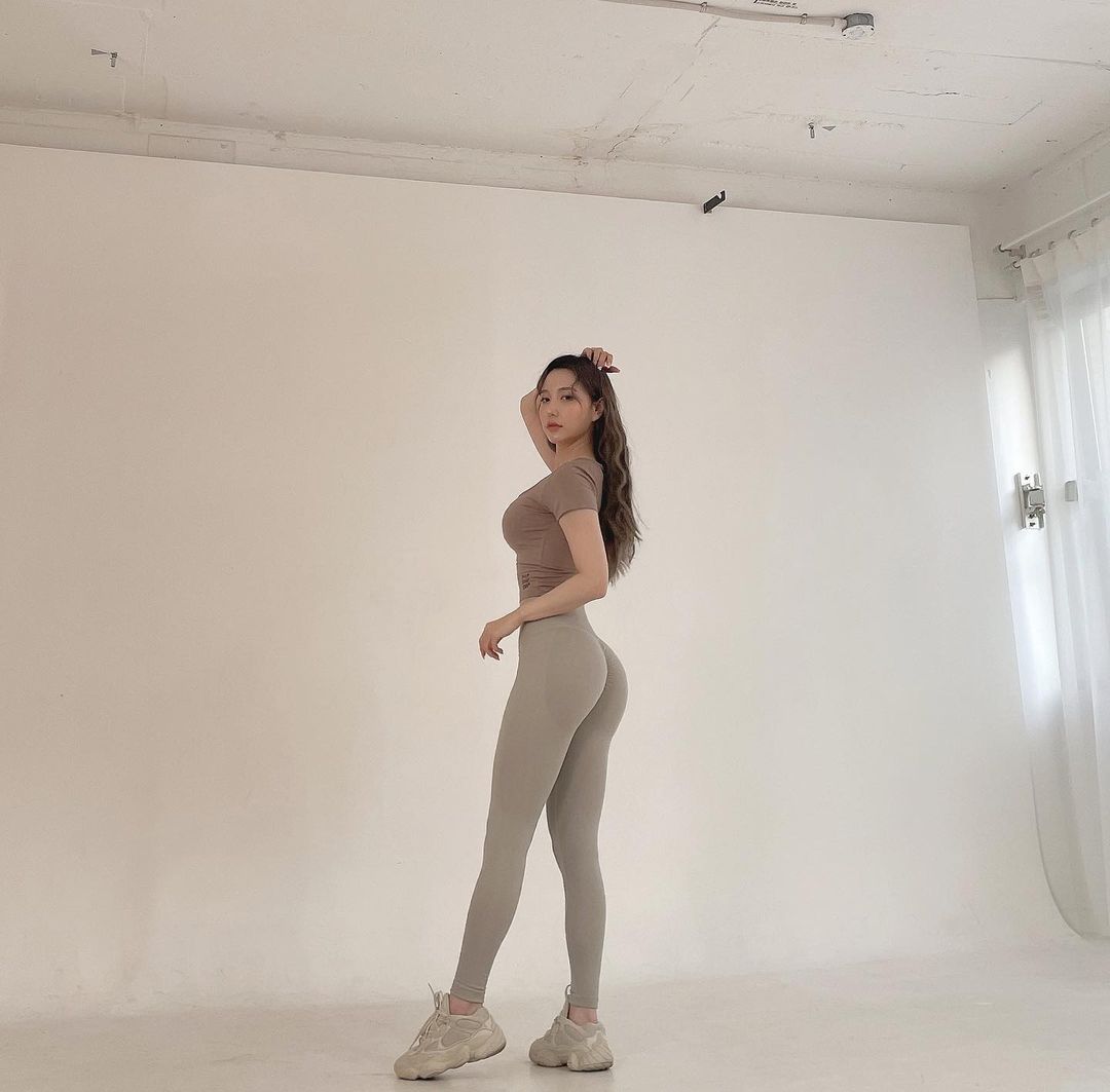 腰瘦屁股翹！「正妹皮拉提斯教練」比基尼秀美乳，頂級S曲線網友狂讚！