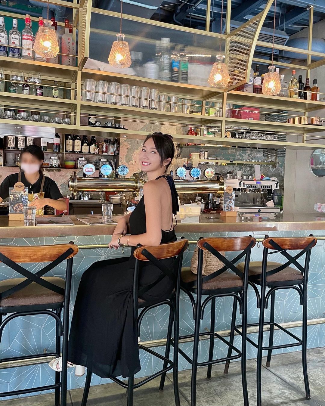 氣質正妹在家「爆乳做木工」，彎腰雪乳差點掉出，超狂視角讓網友瘋狂放大！