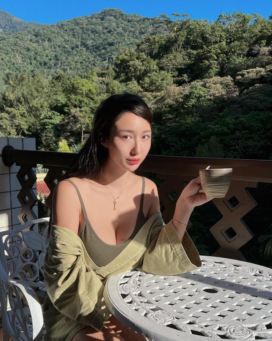 氣質正妹在家「爆乳做木工」，彎腰雪乳差點掉出，超狂視角讓網友瘋狂放大！