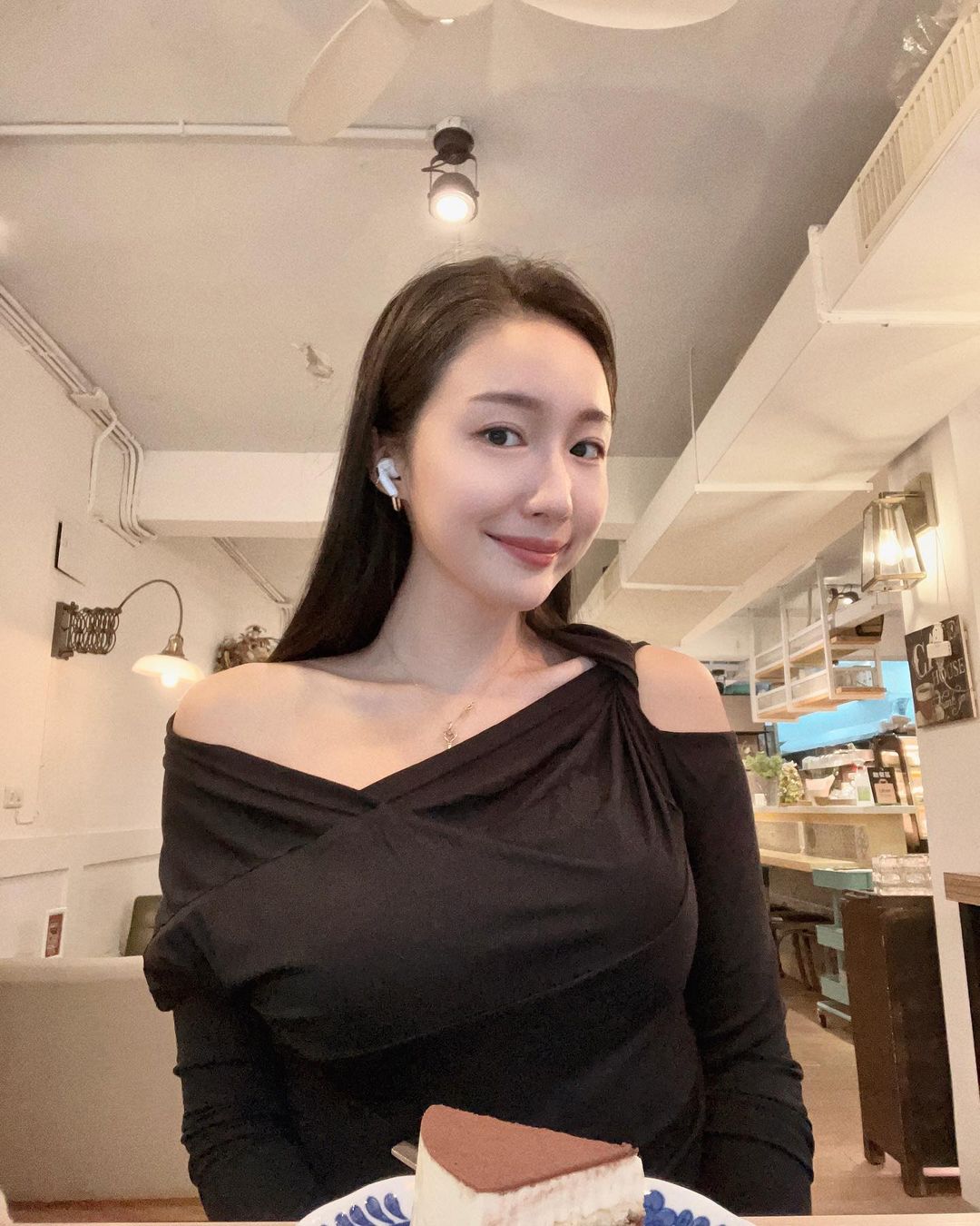 氣質正妹在家「爆乳做木工」，彎腰雪乳差點掉出，超狂視角讓網友瘋狂放大！