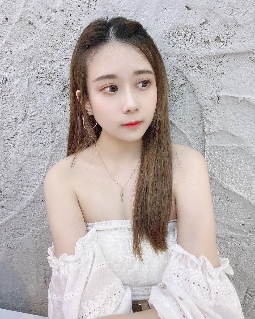 「性感正妹」名畫下擺撩人姿態，「白嫩美體」讓粉絲超想打包