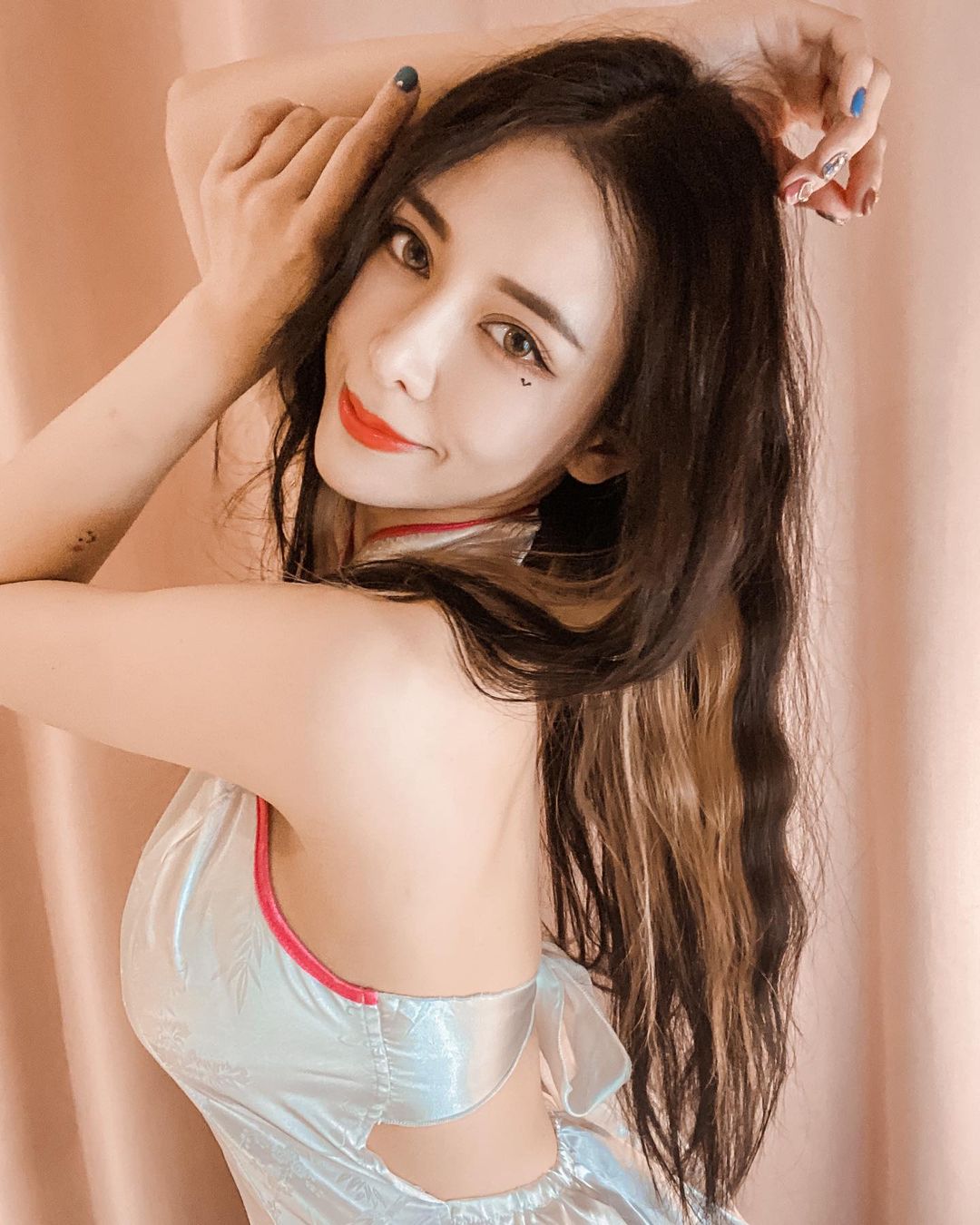 「愛佳奈」紅奶罩快頂不住，「軟乳側溢」讓粉絲開工迎奶香！