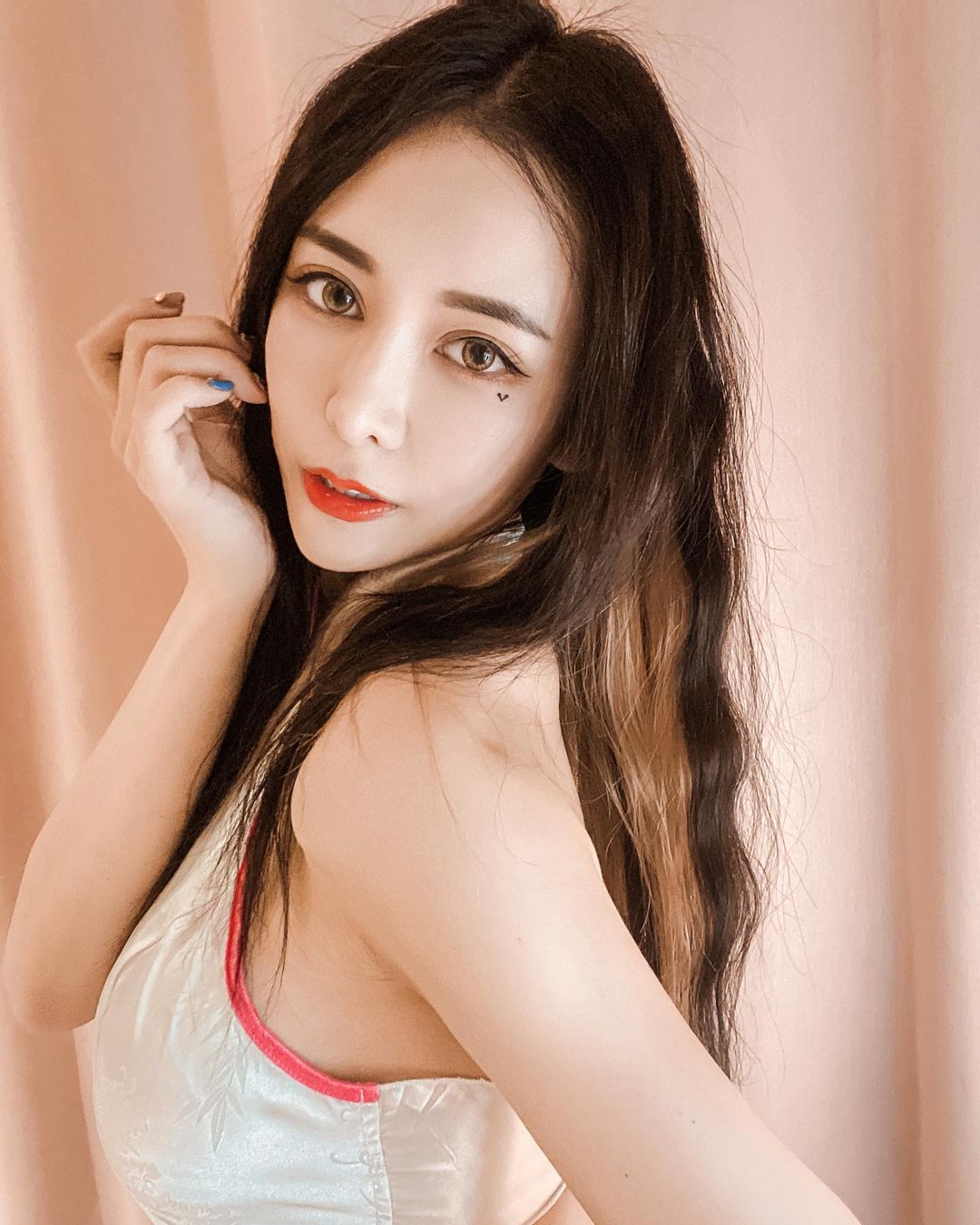 「愛佳奈」紅奶罩快頂不住，「軟乳側溢」讓粉絲開工迎奶香！