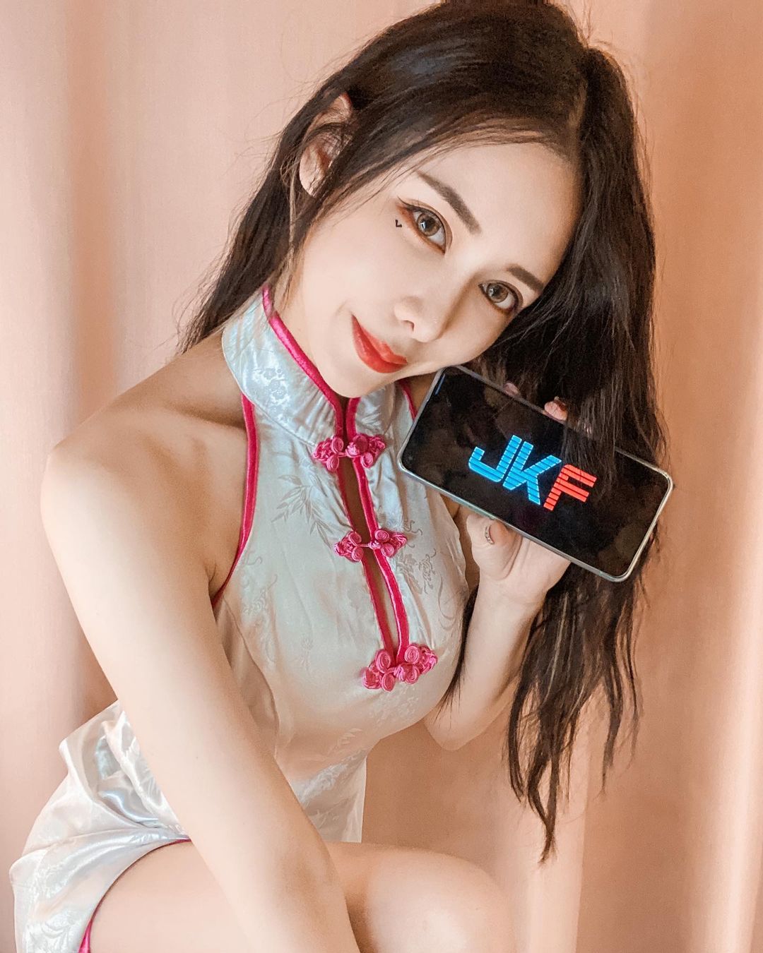 「愛佳奈」紅奶罩快頂不住，「軟乳側溢」讓粉絲開工迎奶香！
