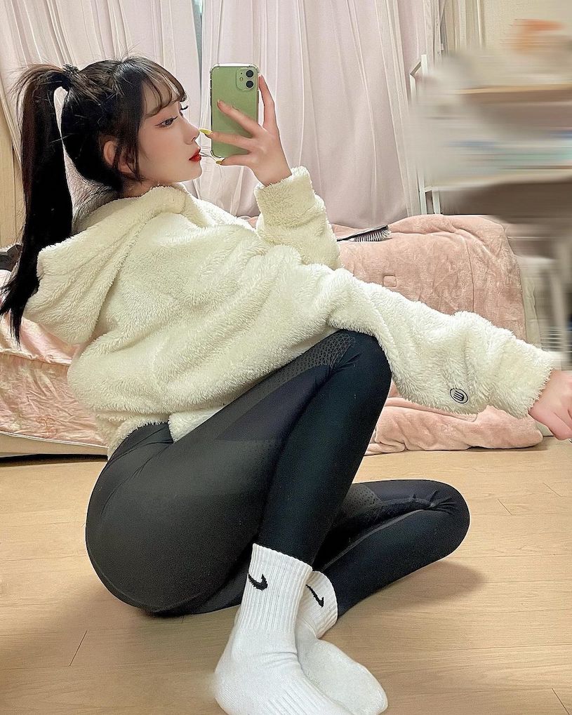153小隻馬「裙子太短常露底褲」，比例超優「美乳也好渾圓」！