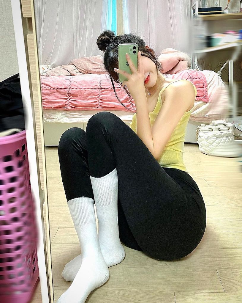 153小隻馬「裙子太短常露底褲」，比例超優「美乳也好渾圓」！