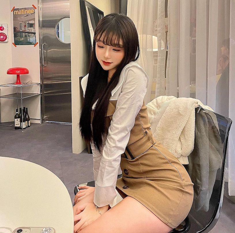 153小隻馬「裙子太短常露底褲」，比例超優「美乳也好渾圓」！