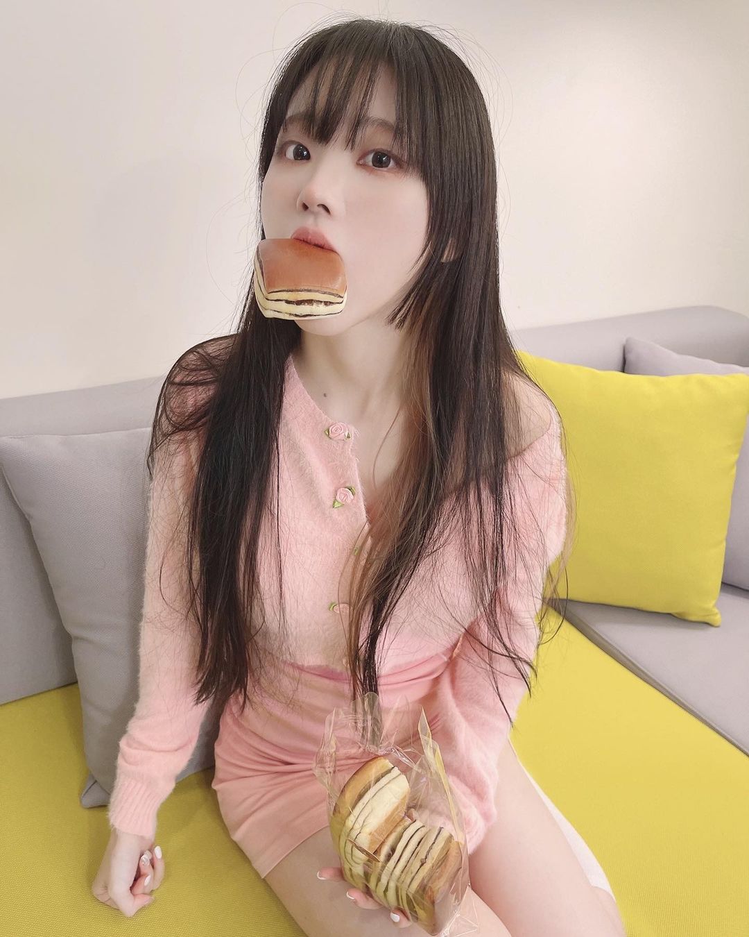 超粉嫩「兔牙萌妹」童顏巨乳太犯規！試穿新內衣秀出「深邃溝溝」！