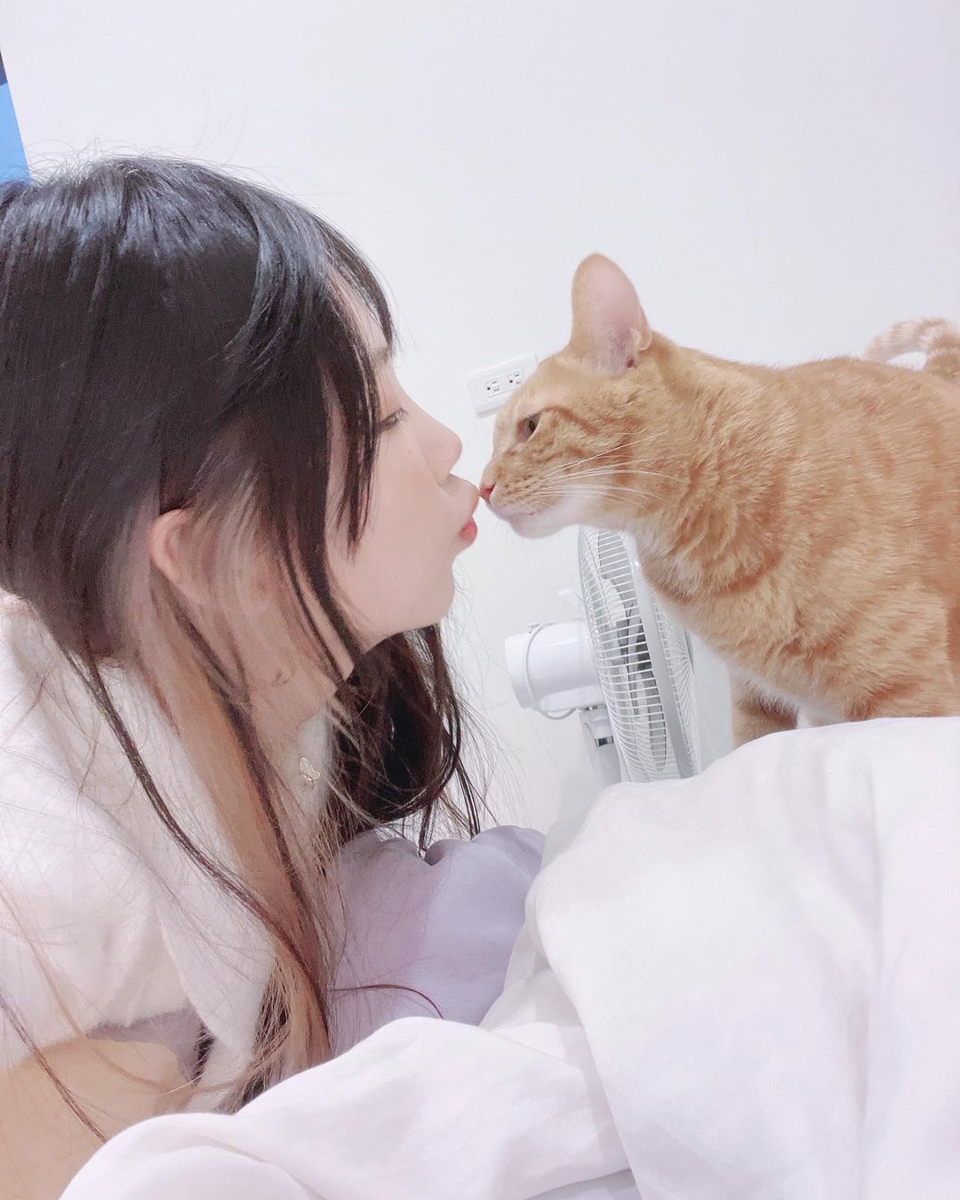 超粉嫩「兔牙萌妹」童顏巨乳太犯規！試穿新內衣秀出「深邃溝溝」！