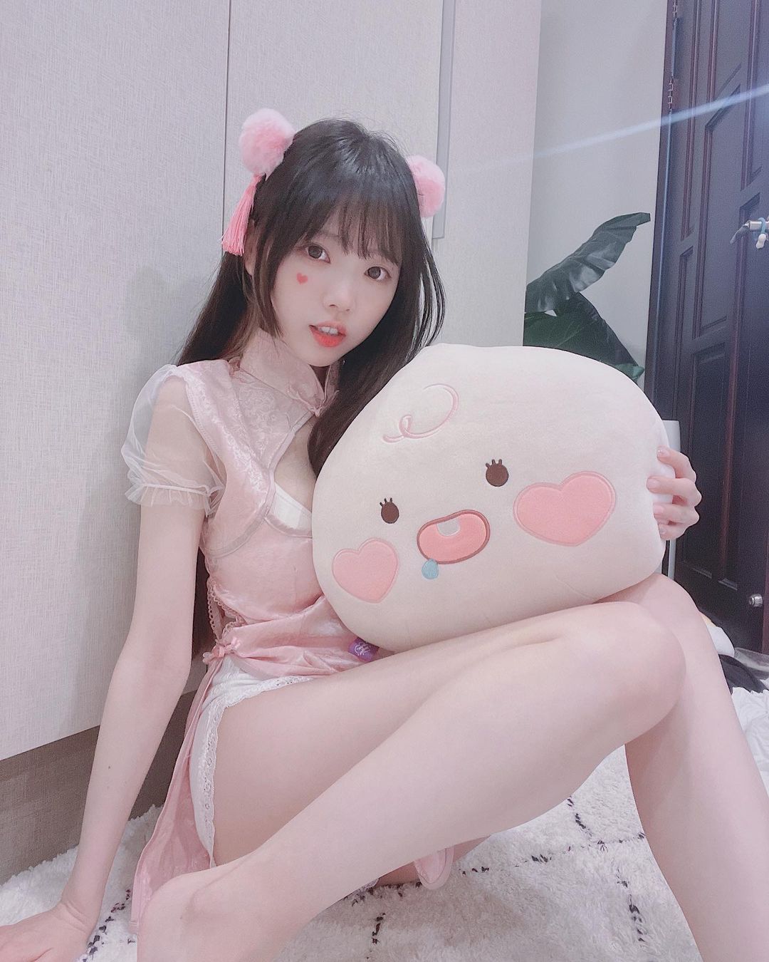 超粉嫩「兔牙萌妹」童顏巨乳太犯規！試穿新內衣秀出「深邃溝溝」！