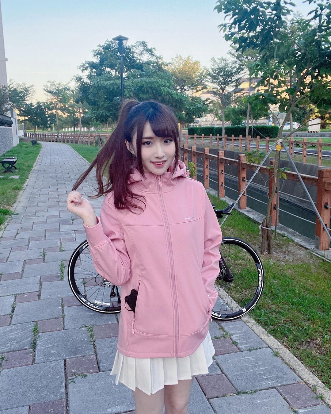 「正妹工程師」Emily愛穿黑絲秀美腿，窈宨曲線讓網友熱議：想和她一起加班！