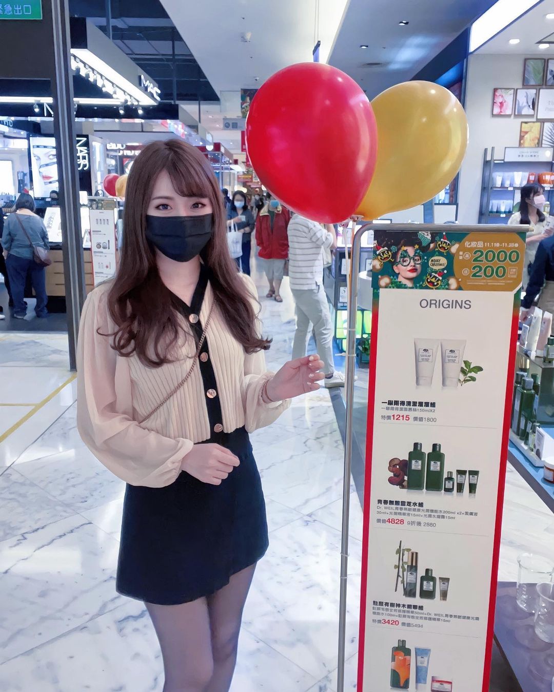 「正妹工程師」Emily愛穿黑絲秀美腿，窈宨曲線讓網友熱議：想和她一起加班！