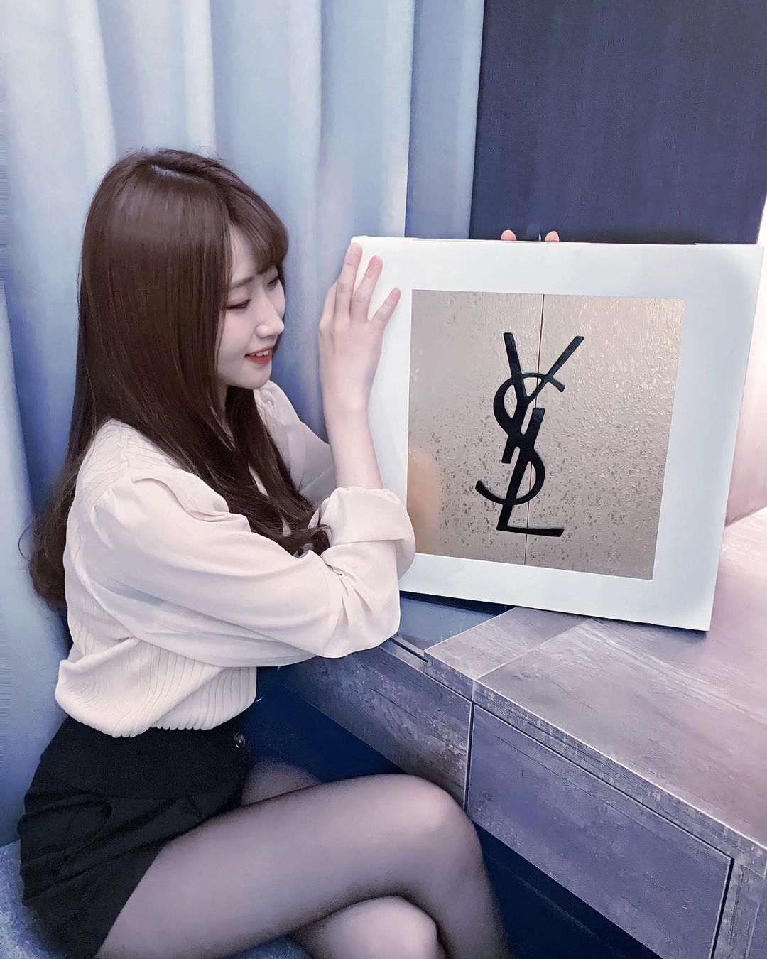 「正妹工程師」Emily愛穿黑絲秀美腿，窈宨曲線讓網友熱議：想和她一起加班！