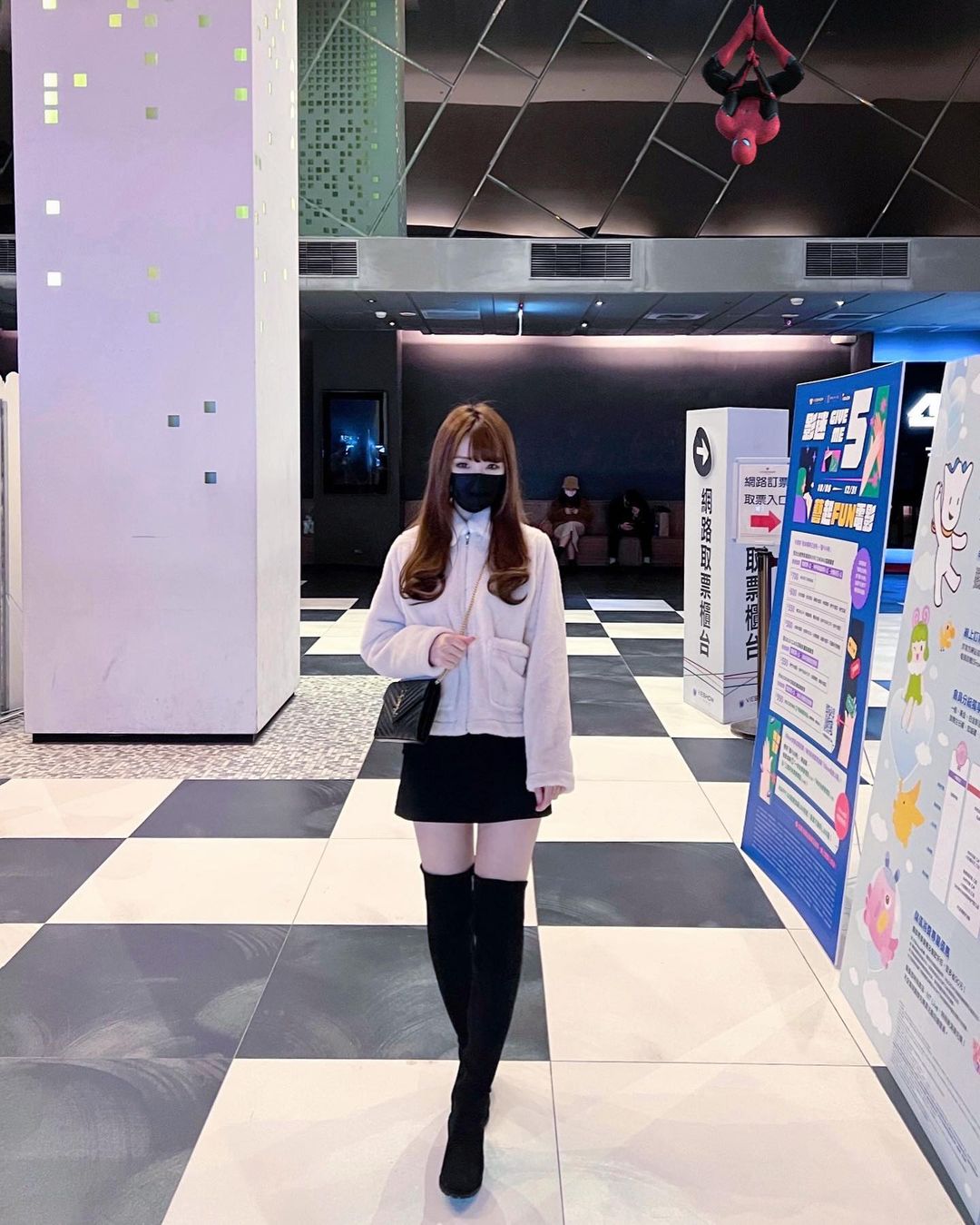 「正妹工程師」Emily愛穿黑絲秀美腿，窈宨曲線讓網友熱議：想和她一起加班！