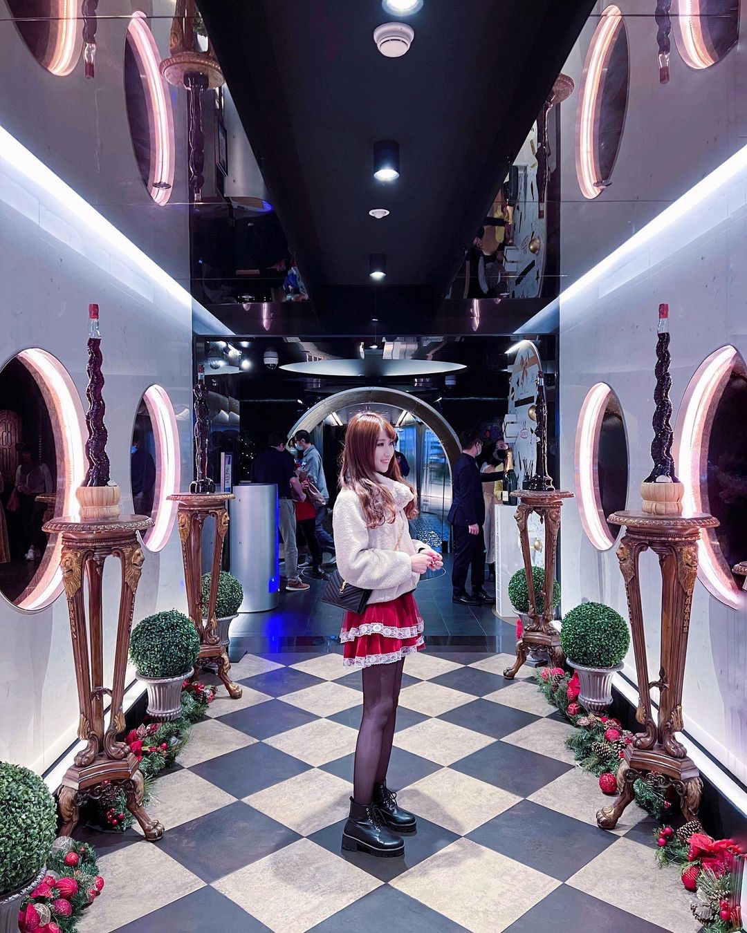「正妹工程師」Emily愛穿黑絲秀美腿，窈宨曲線讓網友熱議：想和她一起加班！