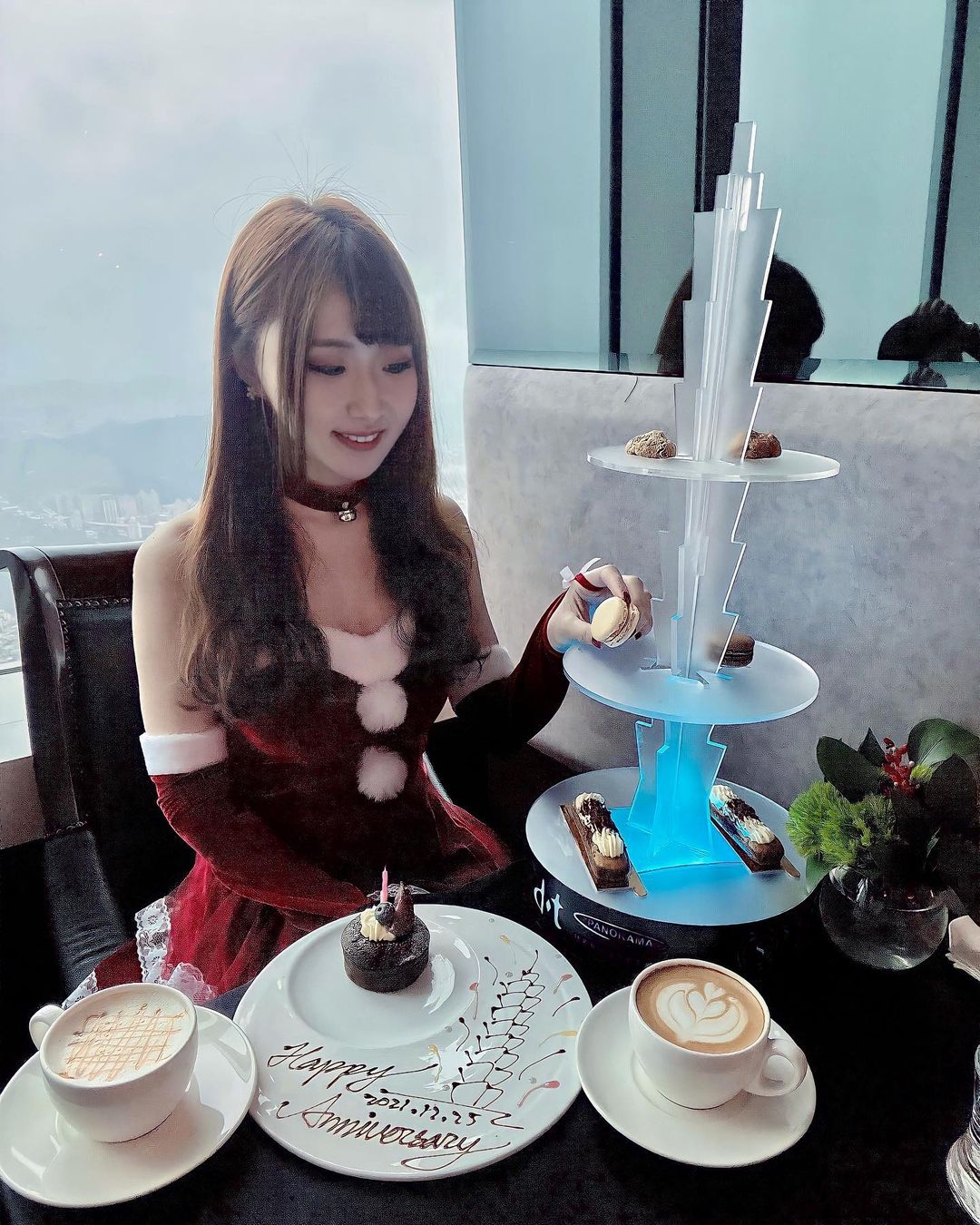 「正妹工程師」Emily愛穿黑絲秀美腿，窈宨曲線讓網友熱議：想和她一起加班！