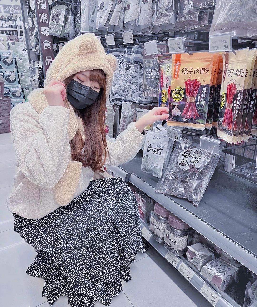 「正妹工程師」Emily愛穿黑絲秀美腿，窈宨曲線讓網友熱議：想和她一起加班！