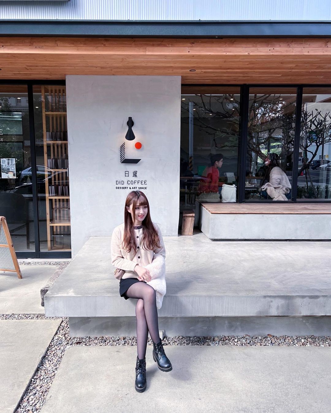 「正妹工程師」Emily愛穿黑絲秀美腿，窈宨曲線讓網友熱議：想和她一起加班！