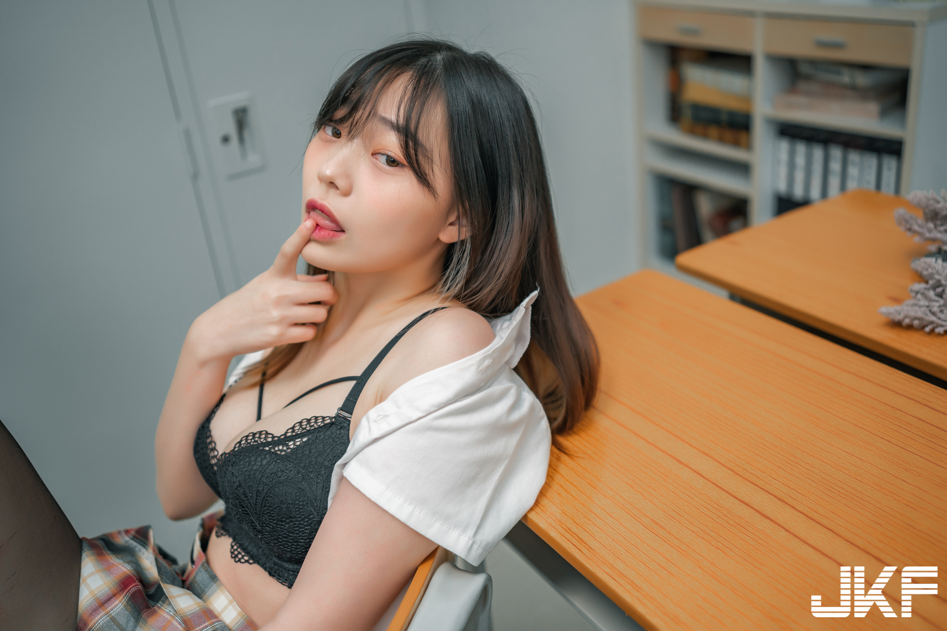 放課後的誘惑！巨乳女學生「以馨」課後大解放，短裙黑絲裡春光無限！
