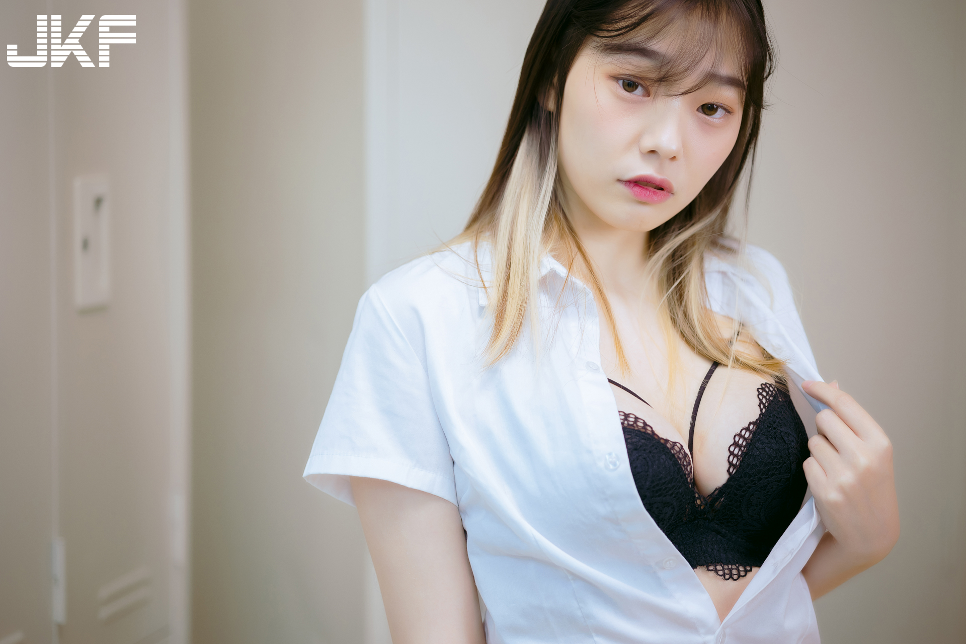 放課後的誘惑！巨乳女學生「以馨」課後大解放，短裙黑絲裡春光無限！