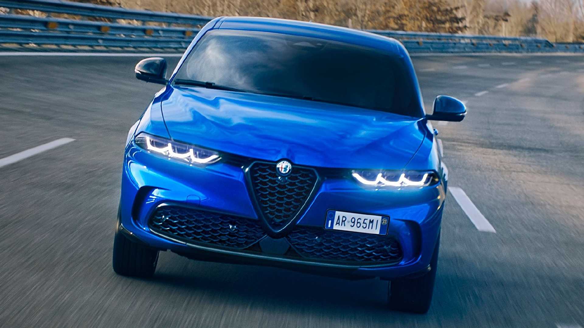 2023-alfa-romeo-tonale-veloce-front-on-road.jpeg