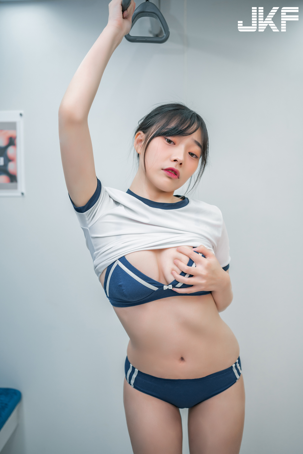 巨乳電車！體育服雪乳妹「以馨」捷運車廂內大膽揉胸好誘人！