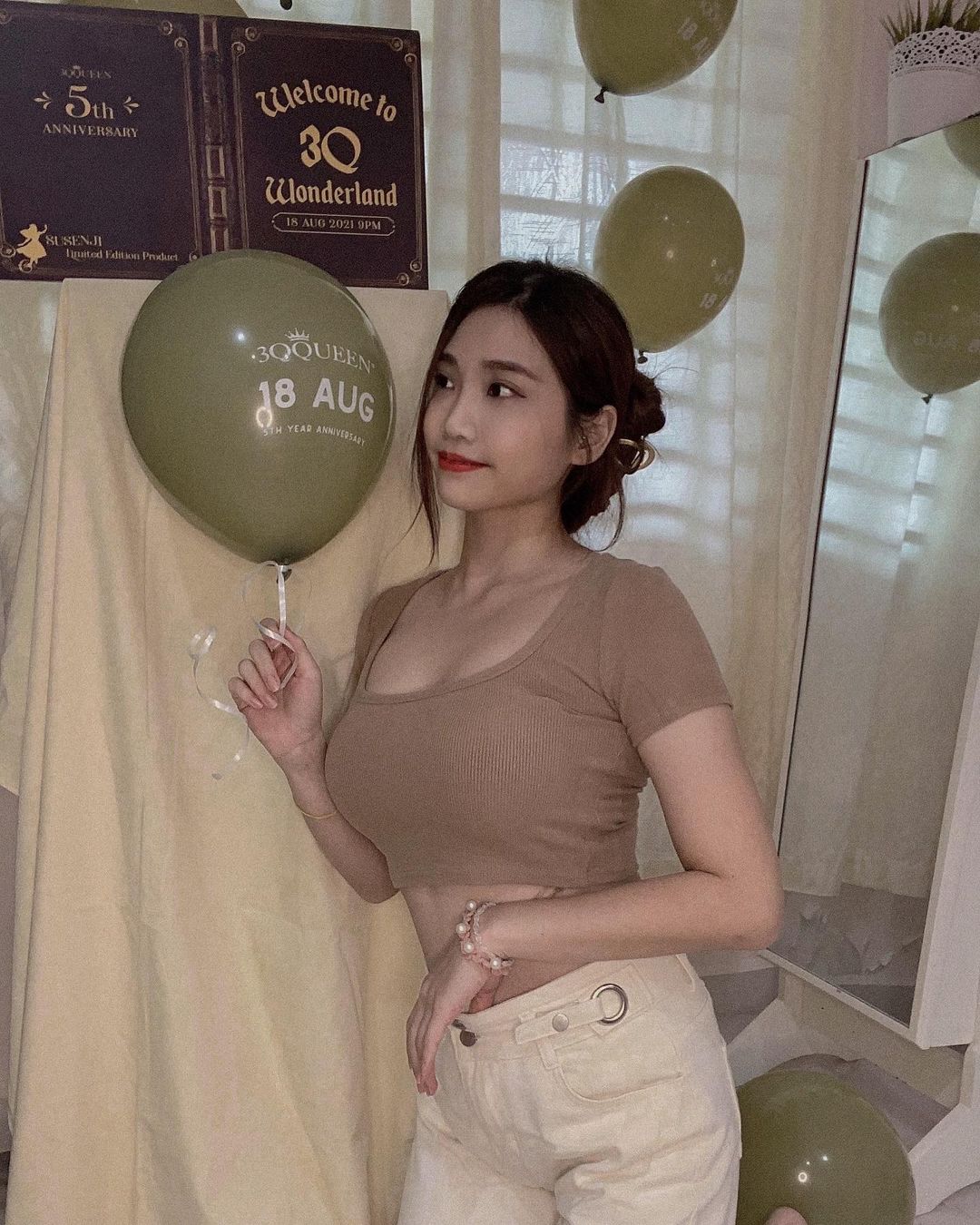 超級波霸Rainy Lly「傲人巨乳」太兇了！胸前「深邃奶溝」讓人忍不住啦！ - 美女圖 -